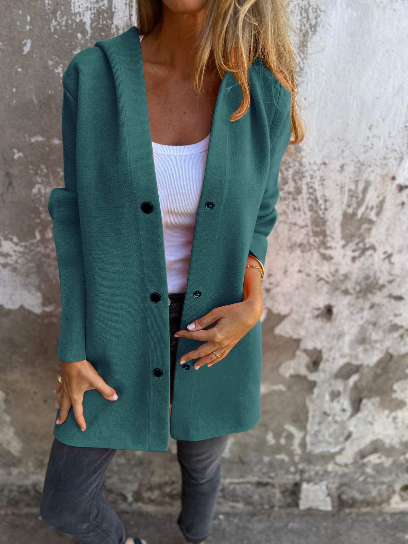 Livia | Strikkevest med knapper og hette